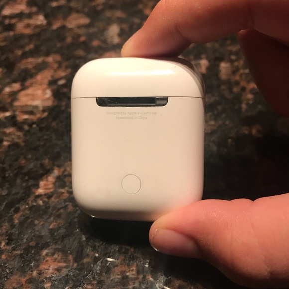 Apple AirPods Gen 1 - Picture 2 of 8